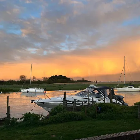 Hot Tub With A View - Christchurch Harbour Экстерьер фото