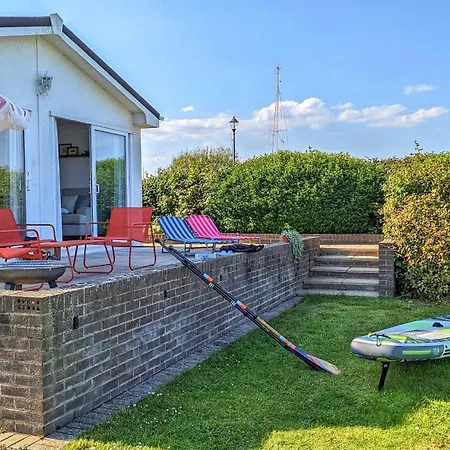 Hot Tub With A View - Christchurch Harbour Экстерьер фото