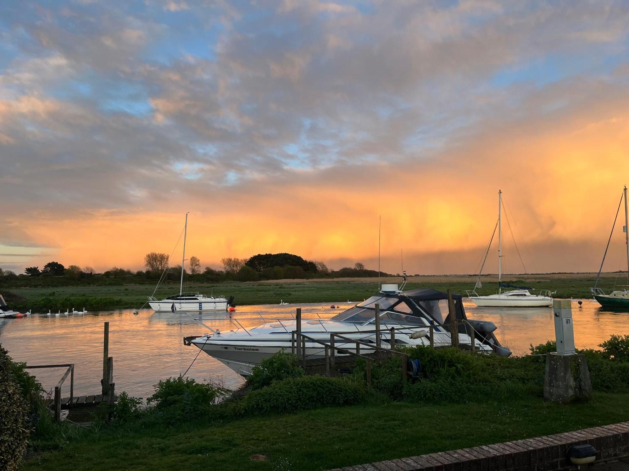 Дом отдыха Hot Tub With A View - Christchurch Harbour