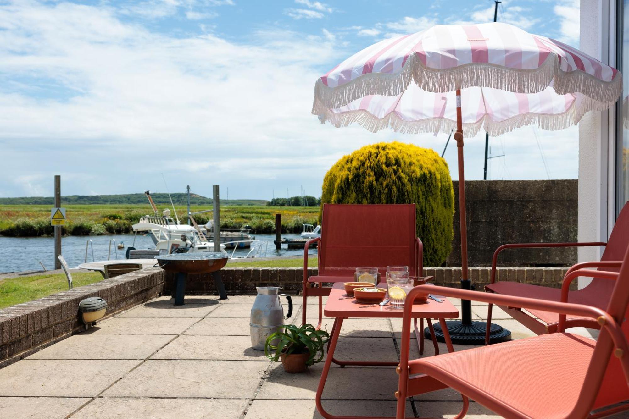 Hot Tub With A View - Christchurch Harbour Христчёрч