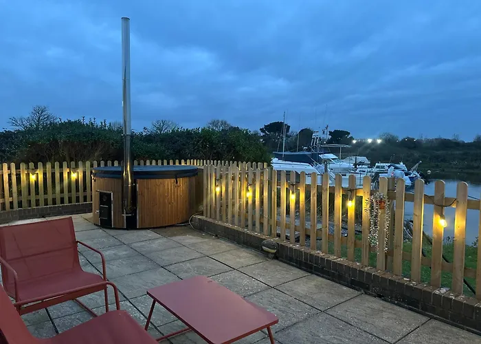 Hot Tub With A View - Christchurch Harbour