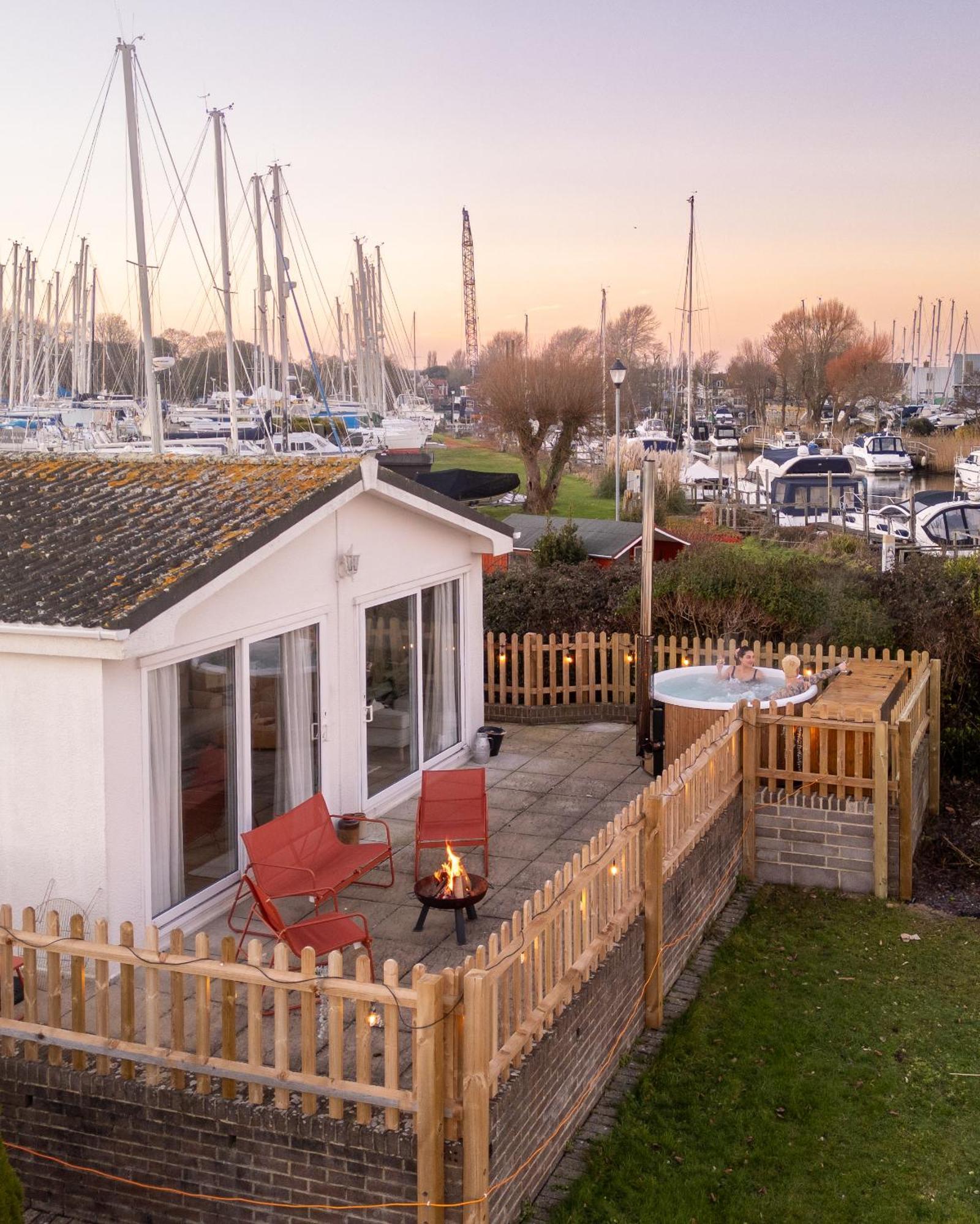 Hot Tub With A View - Christchurch Harbour Holiday home